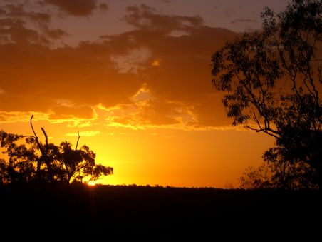 Mit diesem Sonnenuntergang ging der erste Tag unseres Outback-Trips vorbei: Das Outback war wunderschoen!