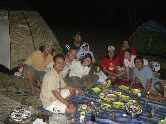 Nach 3 Tagen hungern sind wir am letzten Abend wie die Tiere mit Hundeblick ueber den Zeltplatz geschlichen, und promt zum essen und trinken eingeladen worden 