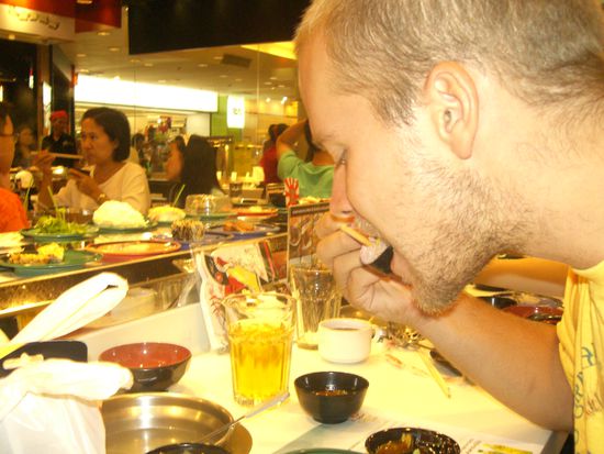 Chiang Mai - In der Zivilisation angekomem war es erstmal Zeit fuer Kinobesuch und Sushi all u can eat (Timo hat es woertlich genommen, er konnt danach kaum gehen und ihm war es schlecht (typisch Mann))