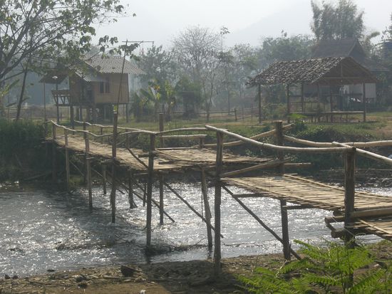 Unser alltaglicher Heimweg in dem Bergstaedchen Pai..( Es hat gewackelt wie die Sau)