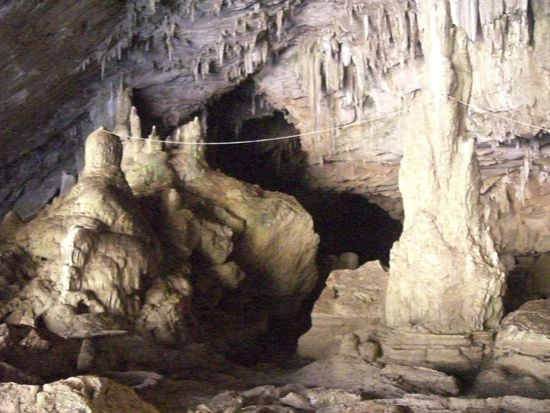 In der Naehe von Mae Hong Songh gab es wirklich atemberaubende Hoehlen, die wir nur mit Guide betreten konnten, weil es stockdunkel war...