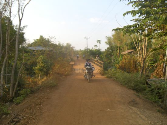 typische Strasse, jetzt in der Trockenzeit eine sehr staubige Angelegenheit...