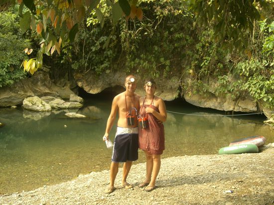 Der Zugang zur "Wasserhoehle" ist nur mit dem schwimmenden Reifen moeglich, mit dem man sich am Seil entlang zieht