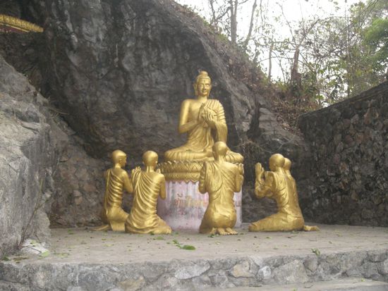 an jeder Ecke stehen Tempel und Buddhastatuen