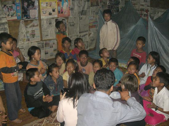 Die Kinder haben sich sehr gefreut ueber unser Kommen, und den ganzen Abend haben sie fuer uns gesungen