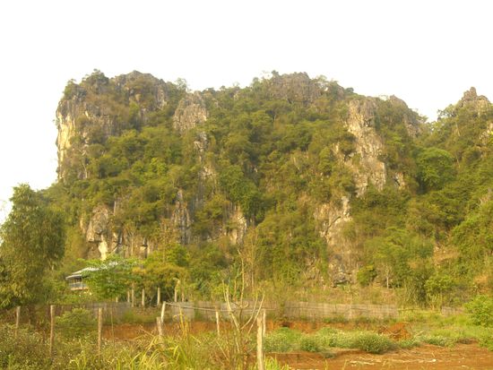 das Leben von 20000 Menschen spielte sich komplett in solchen Bergen ab -
schlafen, essen, Schule, sogar Geburten !