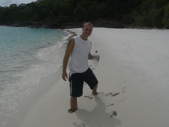 Am naechsten Tag waren wir am Whitehaven beach, das ist der Strand mit dem feinsten Sand der Welt. Normalerweise fuehlt sich Sand an wie Zucker, aber der Sand ist hier wirklich so fein wie Mehl, und wie tief man einsinken kann sieht man ja...