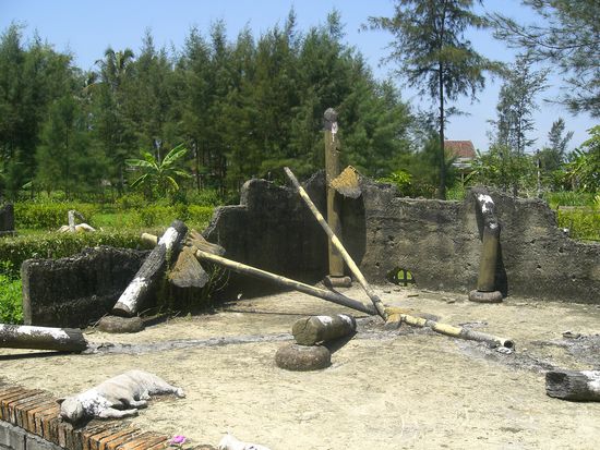 die Ueberreste des verbrannten Dorfes sind heute Teil der Gedenkstaette