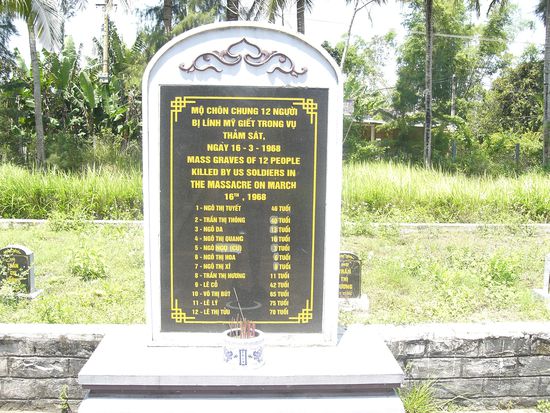 Massen-Familiengraeber erinnenrn namentlich an die Opfer