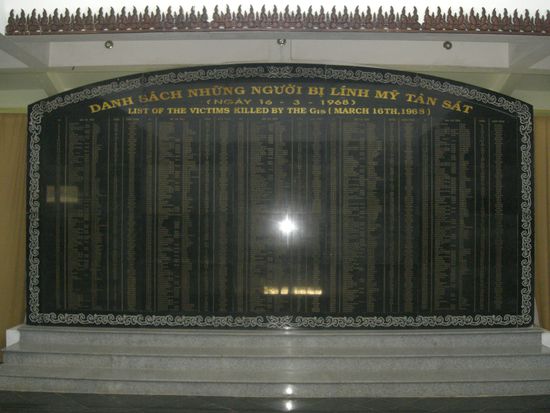 Hier sind alle 504 Dorfbewohner, die in My Lai einen gewaltsamen Tod fanden mit Name, Geschlecht und Alter aufgelistet