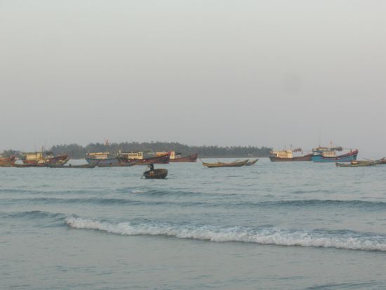 mit dem "runden Beiboot" kommen die Fischer zum Kutter