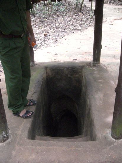 Vietnamkrieg:
Die Cu Chi Tunnel erlangten Weltberuehmtheit - allein hier sind ueber 250km Tunnelsystem ueber 3 Etagen entstanden, wo sich 16.000 Menschen oft wochenlang ohne Tageslicht versteckt haben- Lebenswille!