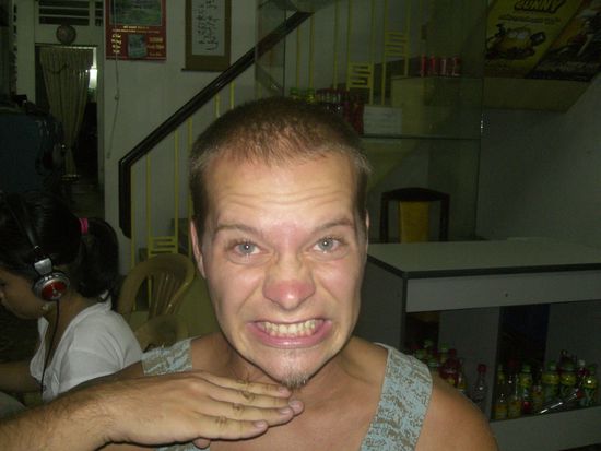 ... und mit dieser Geste erklaerte uns der Bootsfuehrer, dass die "Klumpen"
-&gt; geronnenes, gekochtes Rinderblut sind !!!
Na dann Mahlzeit :-k