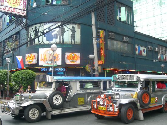 Jeepnys - aus dem 2.Weltkrieg - werden heute als Busse benutzt