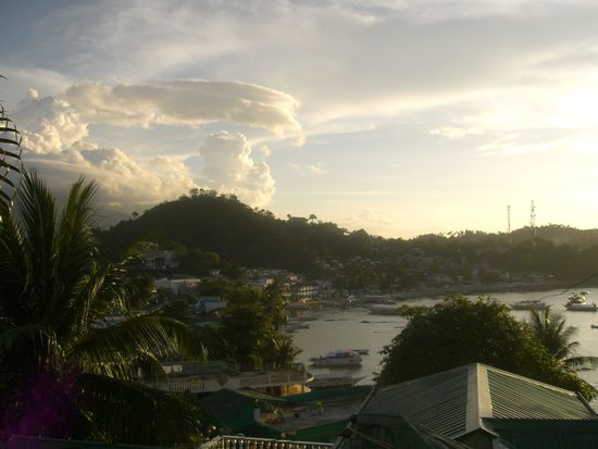 unter den Daechern befinden sich viele Bars, Restaurants und Tauchschulen