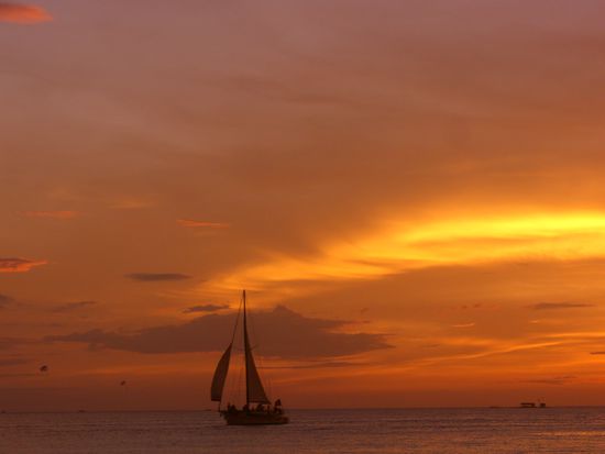 ... und Segelboote kreuzen am Horizont