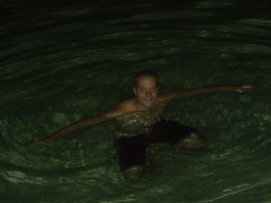 wir konnten nicht widerstehen abends nach der Ankunft auf dem Atoll baden zu gehen