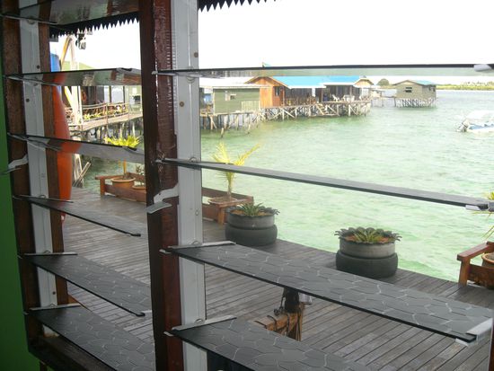 Blick aus dem Fenster,
und durch die Ritzen im Boden konnten wir direkt aufs Meer sehen...