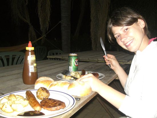 Seit wir hier sind grillen wir staendig, weil essen gehen zu teuer ist und in OZ ueberall BBQ-Staende for free stehen.