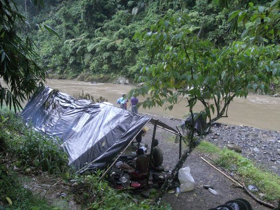 endlich "trocken" unter den Fuessen: Nachtlager am Fluss