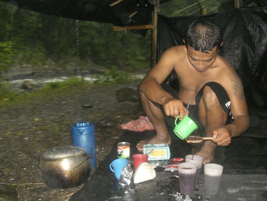 unser guide kocht Kaffee nach indonesischer Art - das unloesliche Kaffeepulver bleibt einfach drinnen 