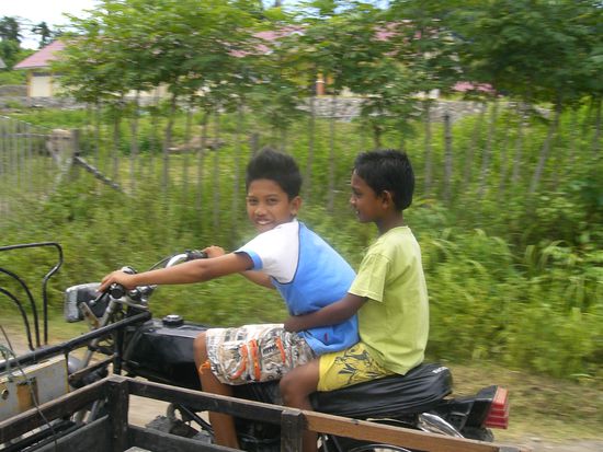 total frech die Kleinen- haben uns auf der Schmalspur sogar ueberholt 