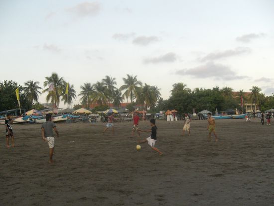 Die Jungs abends beim Fussball spielen