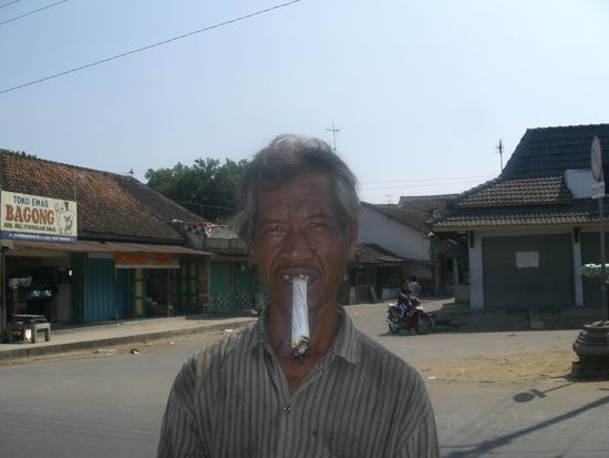 Dieses Bild passt irgenwie zu Indonesien, weil auffaellig viele Leute rauchen - laut den Einheimischen 80%