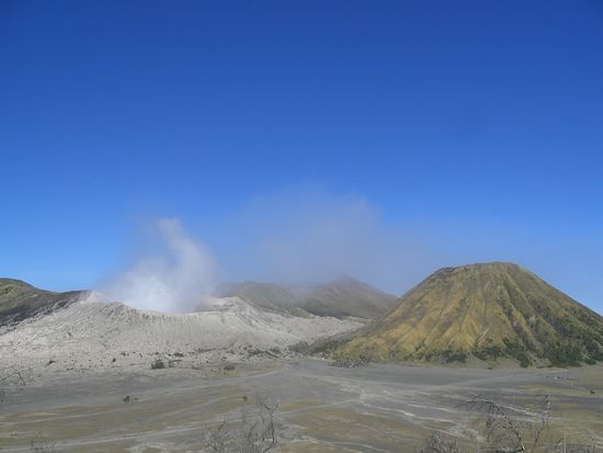 diese drei Vulkane stehen in mitten eines Kraters mit 10km Durchmesser, auf ueber 2000m