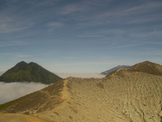 2 Tage spaeter haben wir das "Ijen" Plateau bestiegen. Auf ueber 2500m...