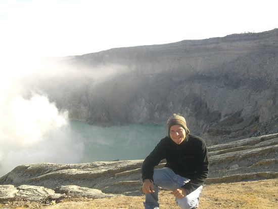 Trotz der Kaelte: der Vulkan-See ist mit ca 45 grad badwarm und 50m tief