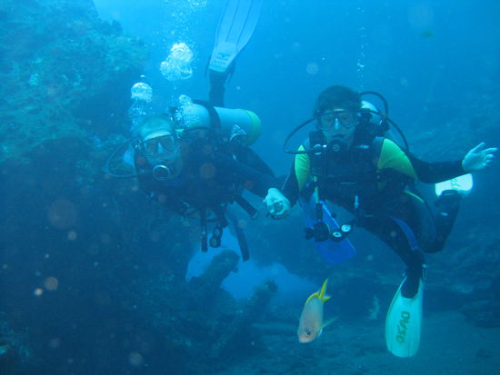 das Wrack ist aus dem 2. Weltkrieg und insgesamt unglaubliche 120m lang, in mehrere Teile zerbrochen, die in einer Tiefe 6-30m zerstreut sind