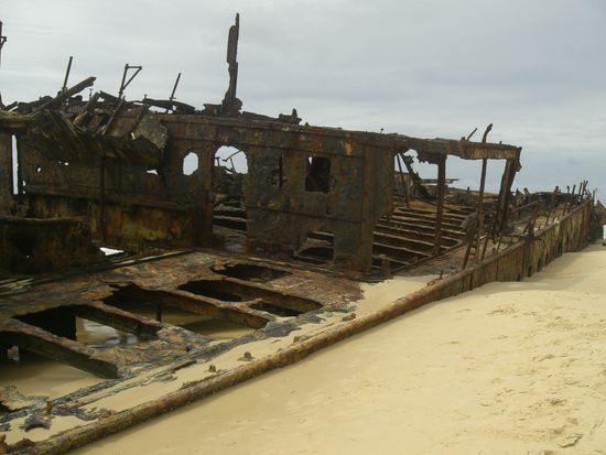 Gestrandetes Schiffswrack vergangener Zeiten, heute leben hier viele Krebse