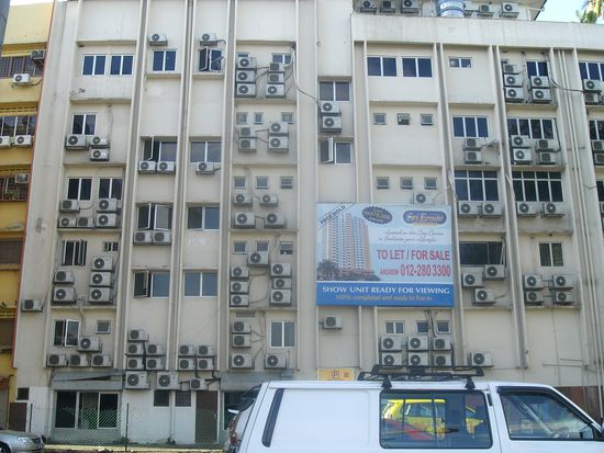 Was bei uns die Heizung ist, ist hier die Klimaanlage. 108 (!) an einer einzigen Hauswand 