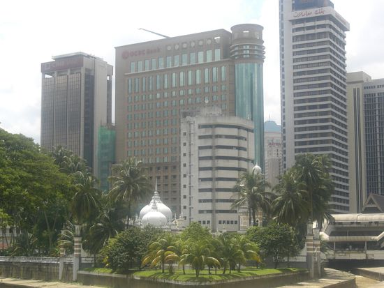 eine schoene Moschee mit Gruenanlage, in mitten von Hochhaeusern