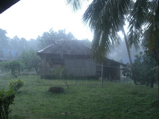 bis 16.00 scheint die Sonne, dann regnet es wie verrueckt fuer eine Stunde, um danach wieder aufzuklaren und alles in einen schwuelen Dampf zu tauchen...
