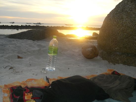 zugegeben: die Nacht war bescheiden, weil wir die ganze Zeit von Ameisen, Fliegen und Moskitos angekrabbelt wurden, aber der Sonnenaufgang war traumhaft...