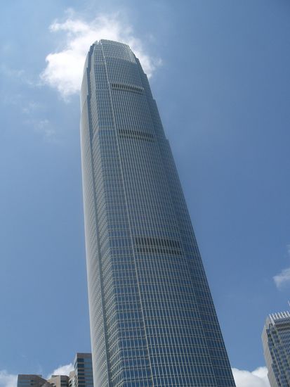 international finance center:
(noch) das hoechste Gebaude: 88 Stockwerke, 430m
