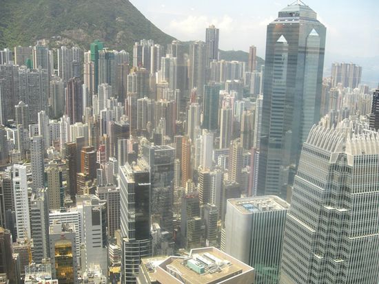 Blick vom 55.Stock des int. finance center:
Stadt der Superlative: im internationalen ranking der Staedte mit den meisten Wolkenkratzern ist Hong Kong mit ueber 7.000 Hochhauesern unangefochten Platz 1