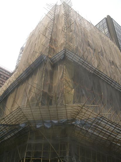 ... und das Geruecht stimmt: auch die Hochhaeuser werden mit Bambus hochgezogen!