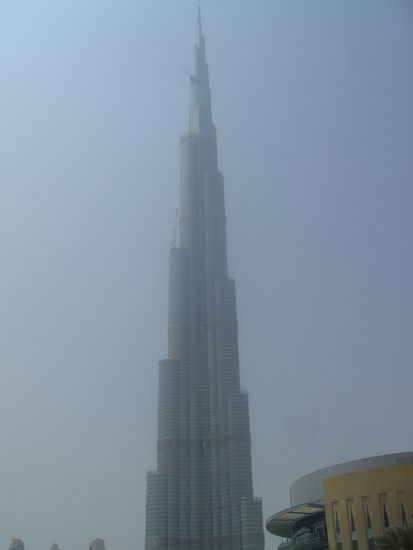 Das neue hoechste Gebaeude der Welt soll diesen Monat offiziell eroeffnet werden:
Das Burj Dubai wird 818 m (!) hoch und hat 162 Stockwerke!