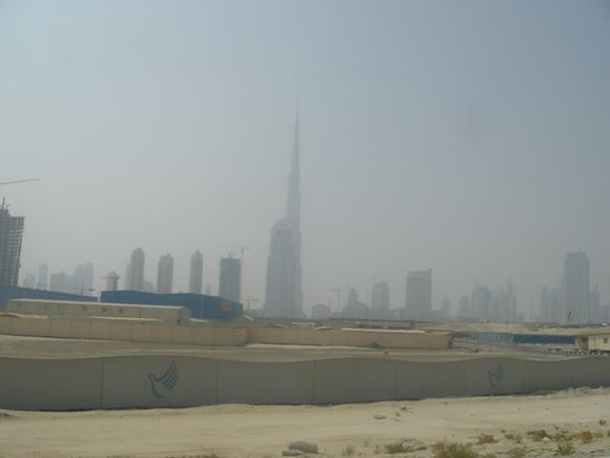 Erst im Vergleich mit anderen Hochhaeusern sieht man wie hoch es tatsaechlich ist