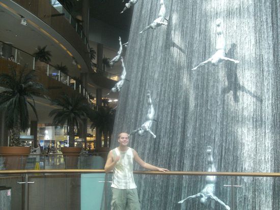 Flucht in die luxerioesen Einkaufszentren:
Das ist Timo's mit Abstand heissester Geburtstag 
Ankunft 04.30 nachts 32Grad, tabsueber klettern die Temperaturen auf 44(!)Grad, aber nicht trocken sondern schwuel. Selbst nach einem Jahr Sonne unertraeglich.