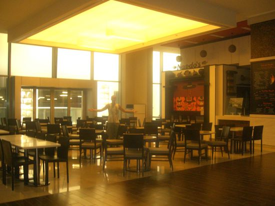 Ramadan! 
Sogar fuer uns ist essen und trinken tagsueber verboten! Restaurants haben tagsueber geschlossen, die Stadt wirkt wie ausgestorben.