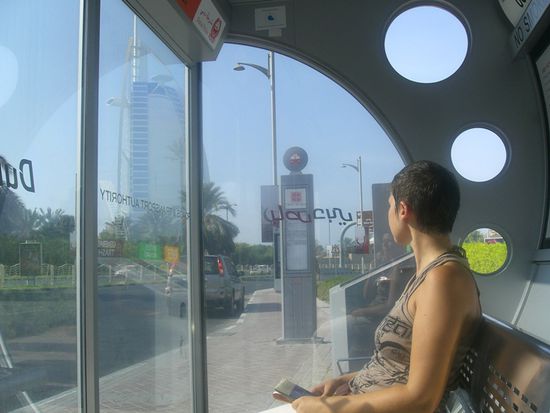 Kaum zu glauben aber noetig, klimatisierte Bushaltestellen 