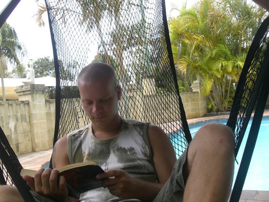 Wir waren so richtig schoen faul, und Timo hat sich sogar allen Ernstes ein Buch geschnappt...