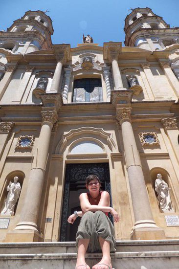 durch den christlichen Glauben sind die Argentinier der unseren Kultur sehr ähnlich - Julia vor einer der unzähligen Kirchen -