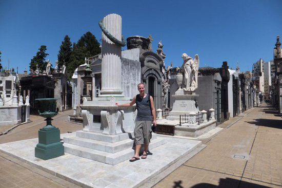 Friedhof der Reichen und Berühmten, imposante Gräber und Krypten 
u.a. eins von Eva Peron (die berümte Evita)