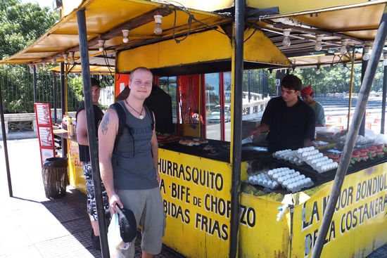 der Geruch ist toll und allgegenwärtig: überall stehen 'parillas', und die Sommerluft vermischt sich mit dem Duft von leckerem gegrillten Rindfleisch...
