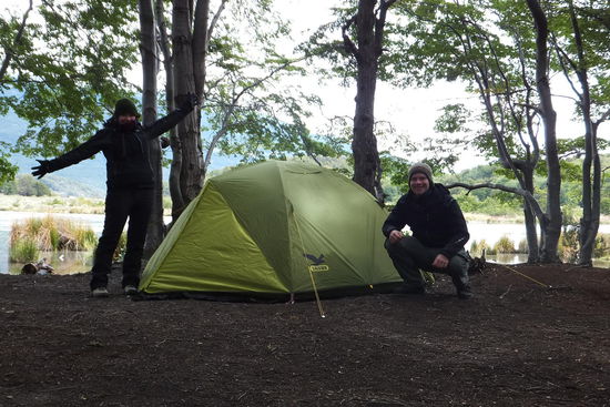 Hurra, das Zelt steht, den Benzinkocher angeschmissen, jetzt müssen nur noch die Schlafsäcke bei etwa 0 Grad warm geben... 